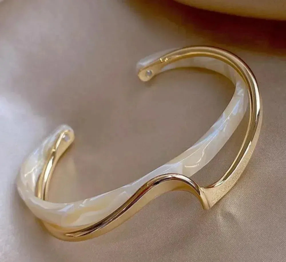 WHITE OPAL ELEGANT GOLDEN BRACELET