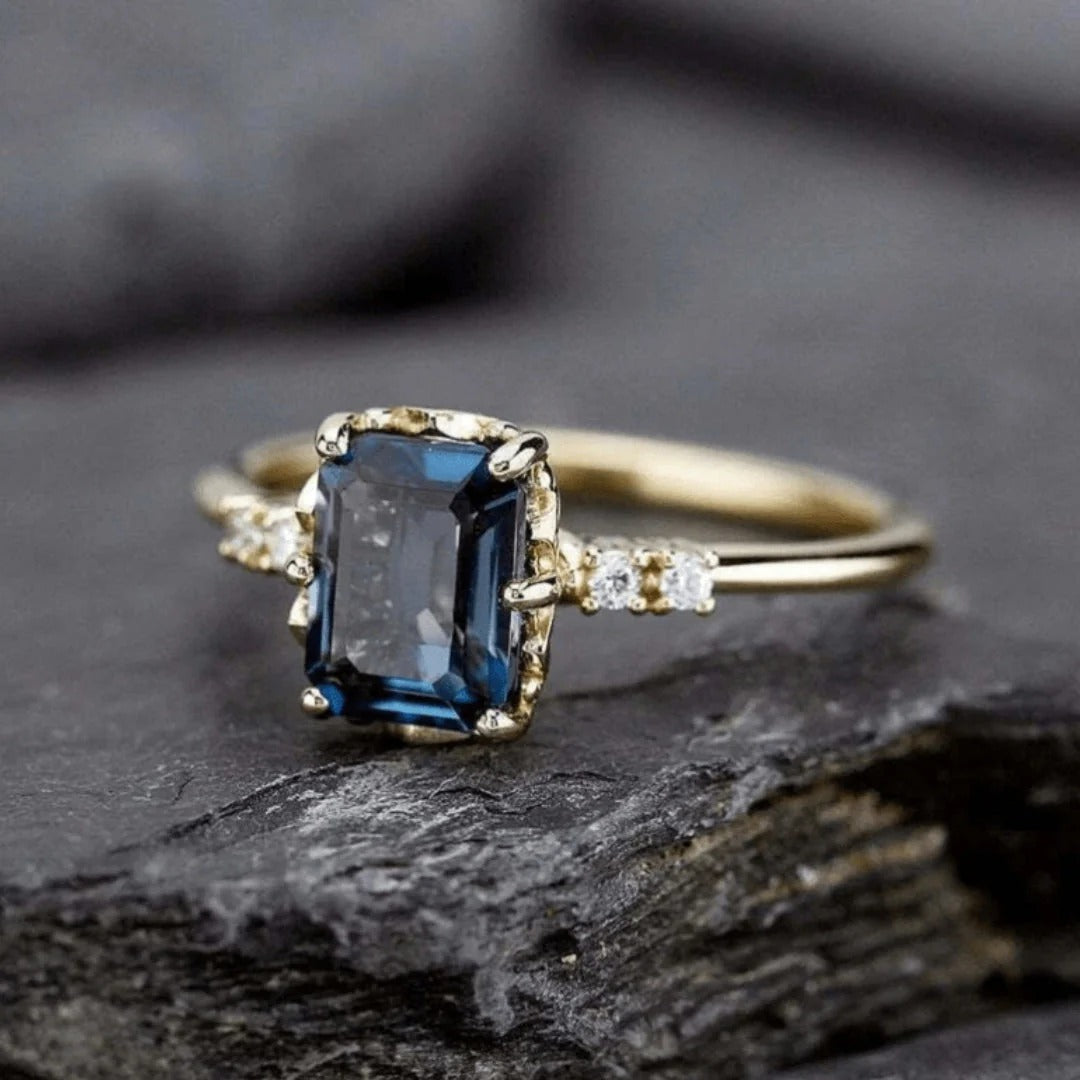 VINTAGE BLUE CRYSTAL GOLD RING