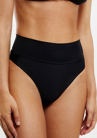 AURA | BIKINI NOIR AVEC HAUT DRAPÉ ET BAS TAILLE HAUTE