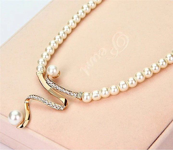 NATURAL PEARL NECKLACE AND EARRINGS SET