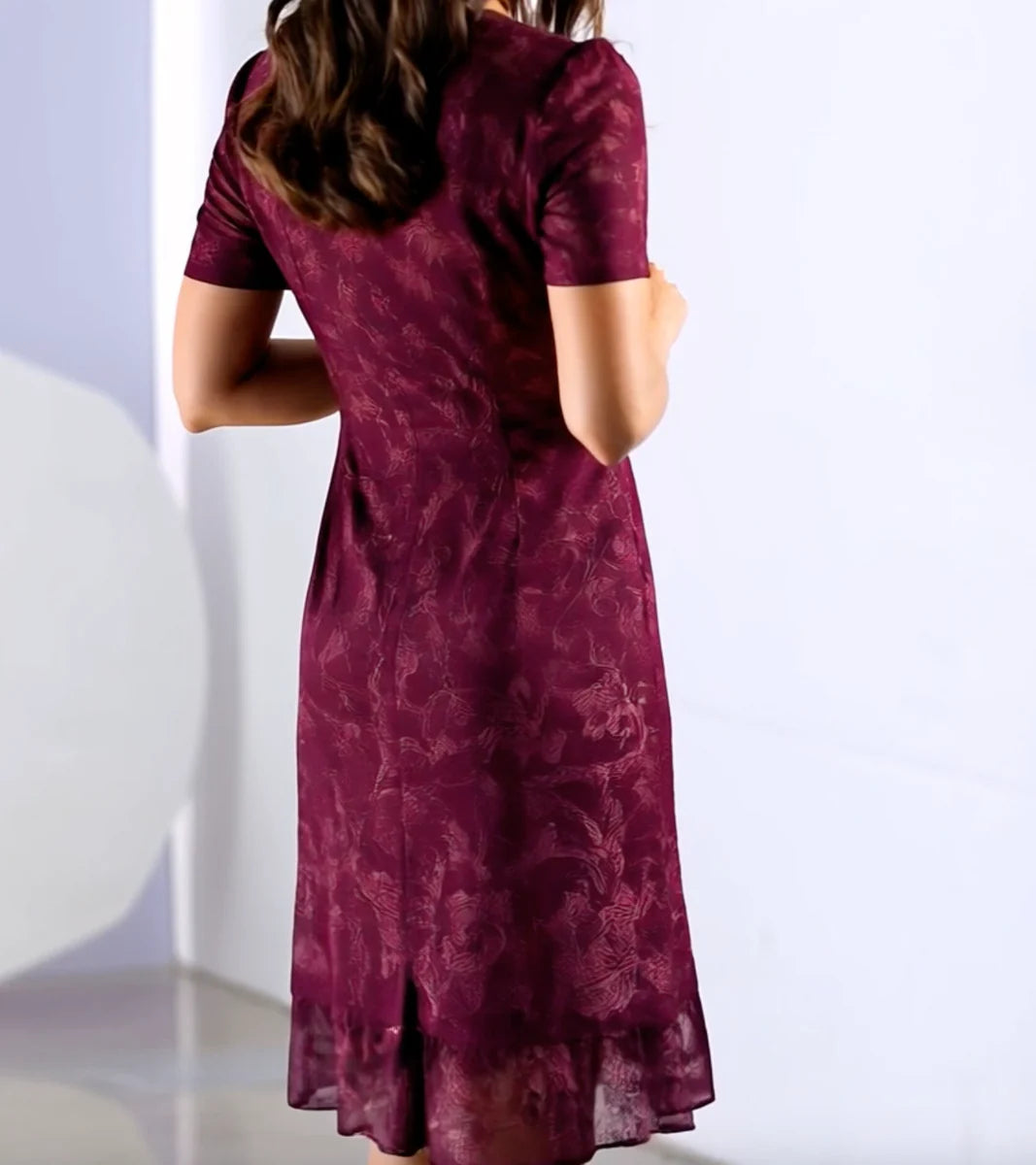 Robe mi-longue violette à manches courtes et col en V